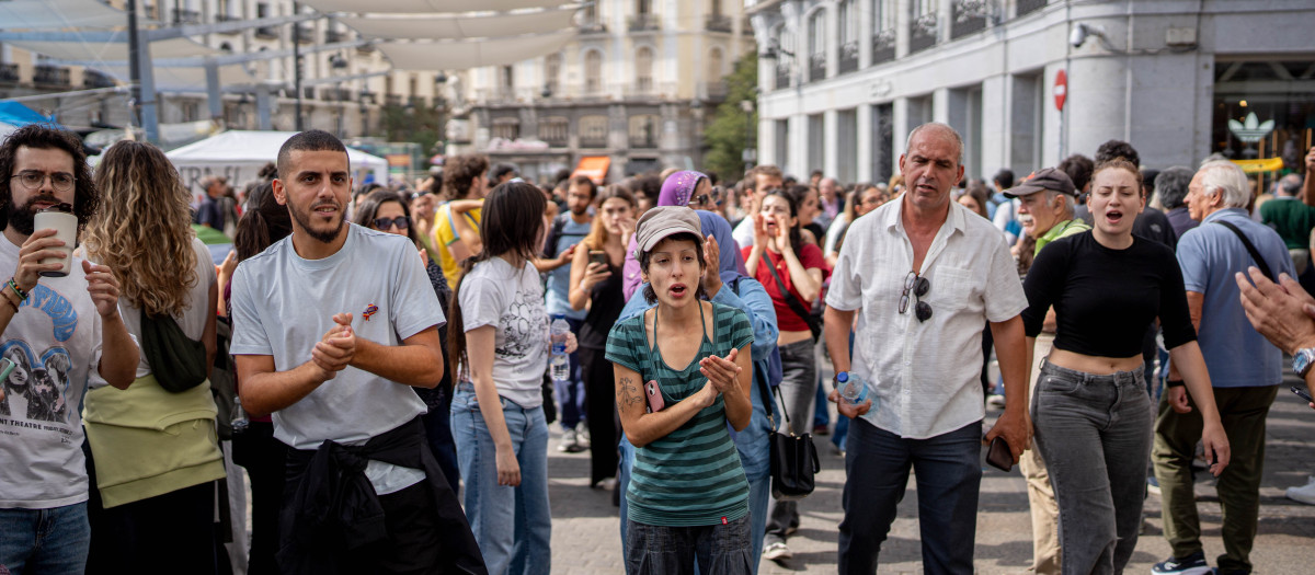 Decenas de personas protestan durante la acampada por el ‘Decreto Maricarmen’ en la Puerta del Sol, a 29 de septiembre de 2026