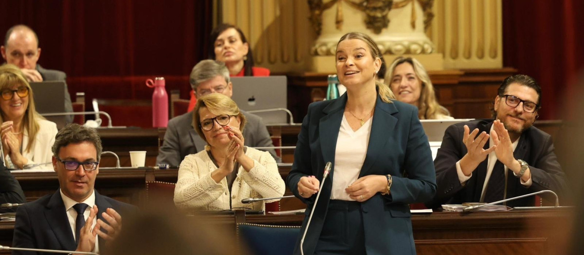 La presidenta del Govern, Marga Prohens, durante una intervención en el Parlament.