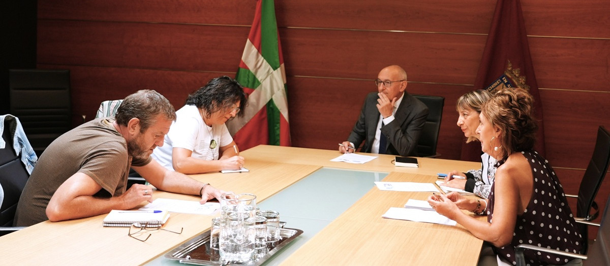 El diputado general de Álava, Ramiro González, recibe a representantes de la Mesa para la Integración del Enclave de Treviño en Álava