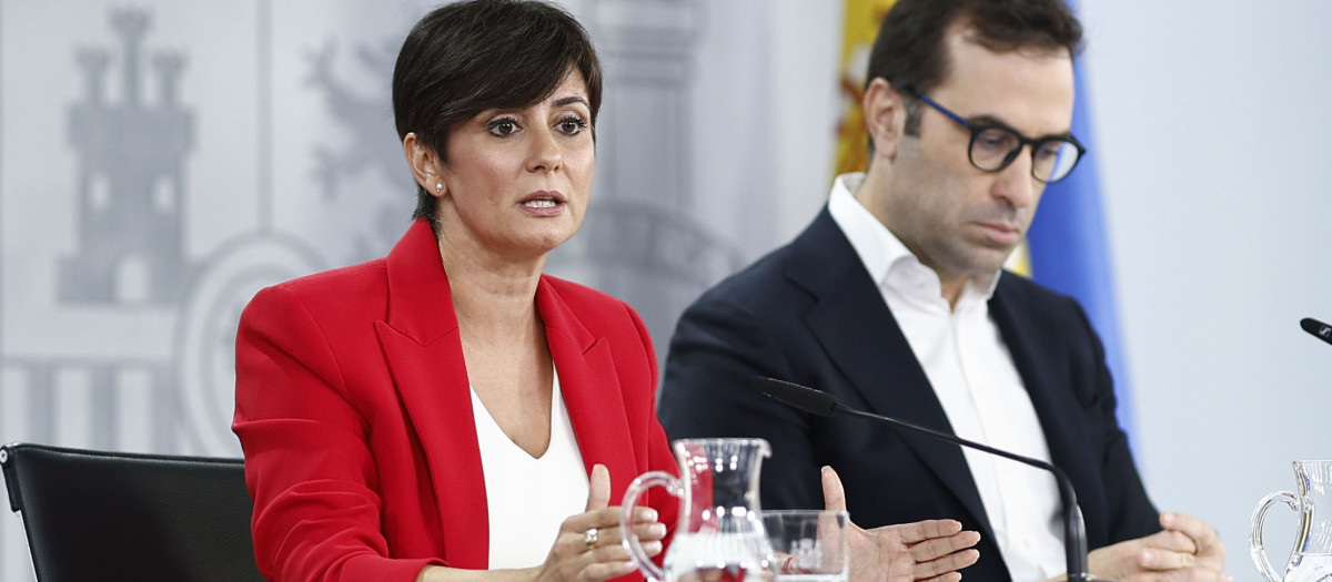 El vicepresidente Carlos Cuerpo y la ministra Isabel Rodríguez, este martes en la Moncloa