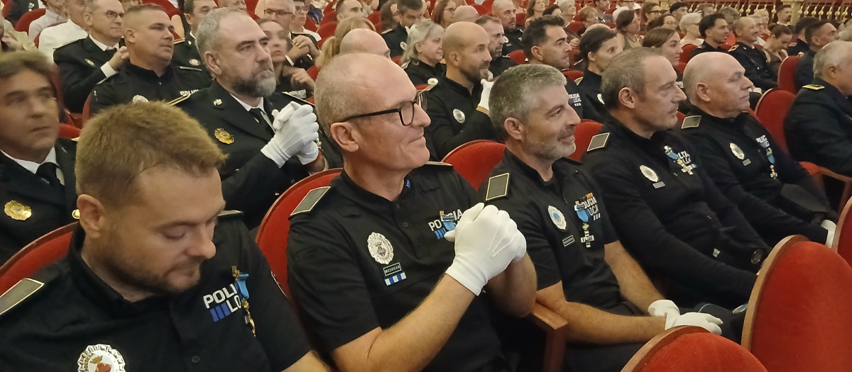Algunos de los policías locales de Menorca galardonados por el Govern balear.