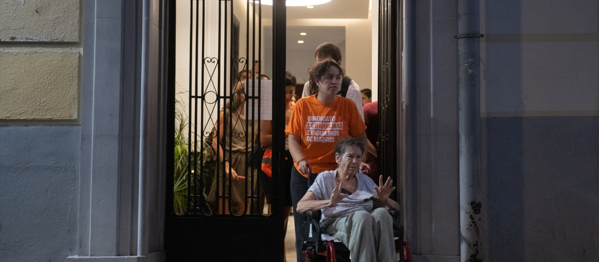 Maricarmen sale del portal a saludar durante una concentración bajo el lema ‘Maricarmen se queda’, a 22 de septiembre de 2026, en Madrid (España)