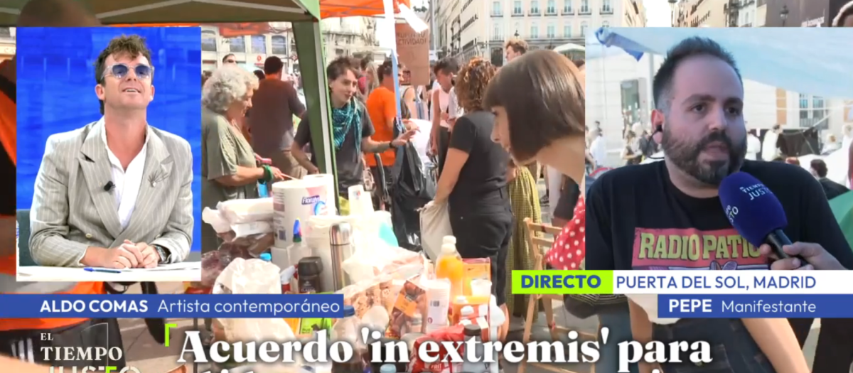 Aldo Comas, colaborador de El tiempo justo, y Pepe, uno de los acampados en la Puerta del Sol