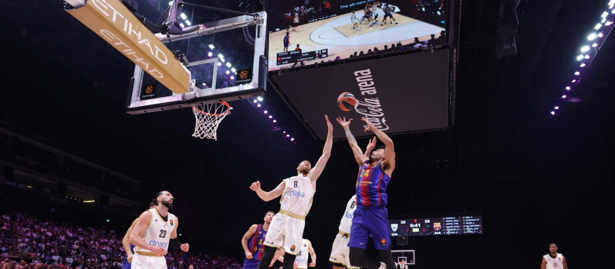 Justin Minaya, del Barça Basket, lucha un balón con Davis Bertans, del Dubai BC