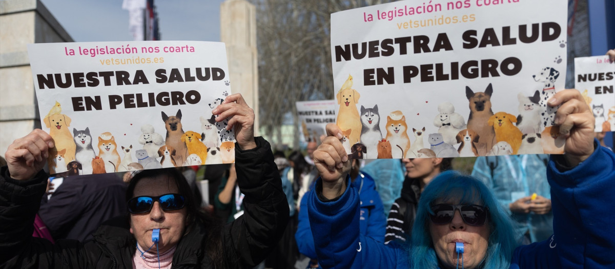 Varias personas durante una manifestación contra la legislación sobre medicamentos veterinarios