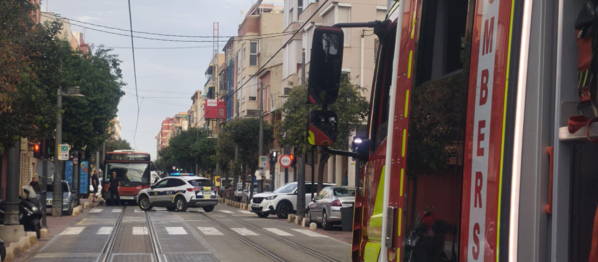 Imagen del despliegue de Policía Local y Bomberos por un incendio en Valencia.