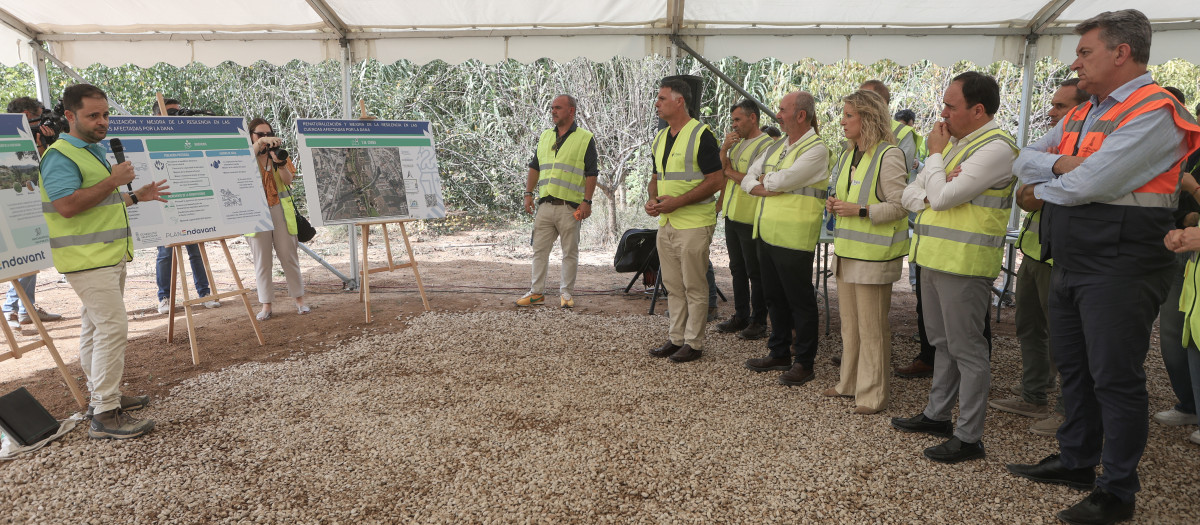 Visita de Pérez Llorca a las labores de limpieza de los barrancos