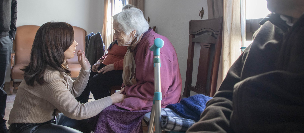 Irene Aguilera, en una residencia de mayores de la provincia de Córdoba