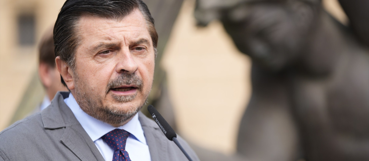 El portavoz parlamentario del PP-A, Toni Martín, da lectura a un manifiesto de apoyo a Ceuta junto a la escultura de Hércules situada en el exterior del Parlamento. A 30 de septiembre de 2026 en Sevilla (Andalucía, España). El portavoz parlamentario del PP-A, Toni Martín, ha leído un manifiesto en defensa de Ceuta y de la integridad territorial de España ante la escultura del Hércules con las columnas y los leones de la sede del Parlamento, tras el "bloqueo" de los partidos de izquierda a que se emitiera una declaración institucional del Pleno.

Joaquín Corchero / Europa Press
30/9/2026