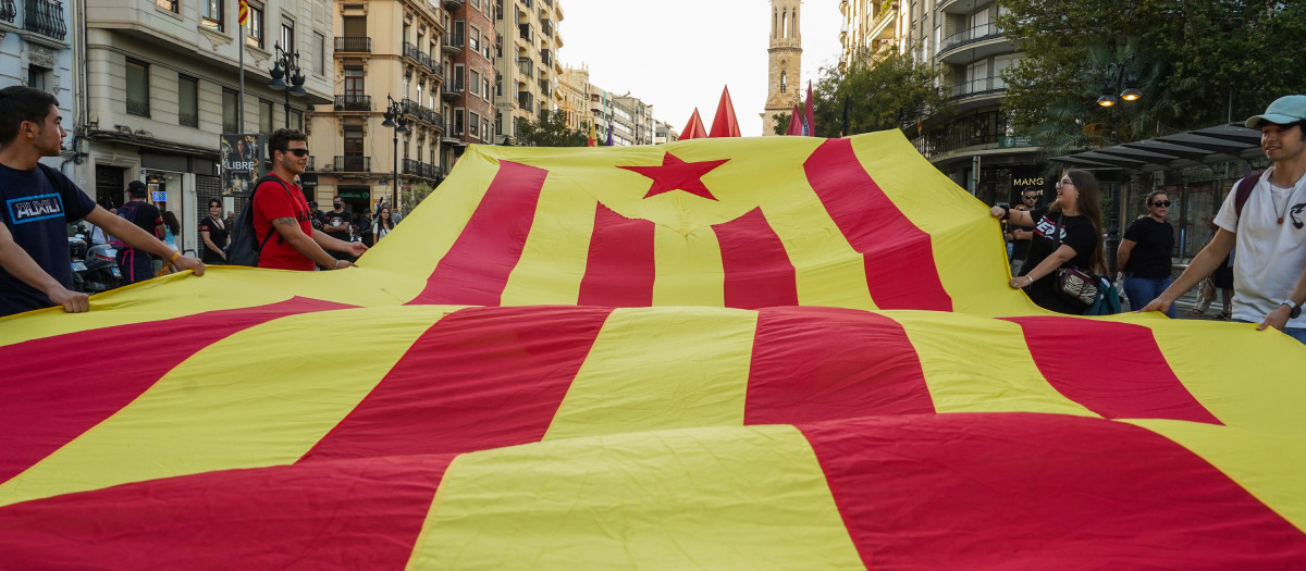 Imagen de archivo de una gran estelada en una manifestación catalanista del 9 de Octubre en Valencia
