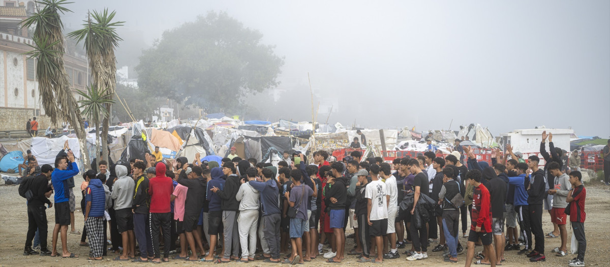 Un grupo de 50 menores se concentra para pedir acceso a los recursos de acogida, en la playa del Trampolín