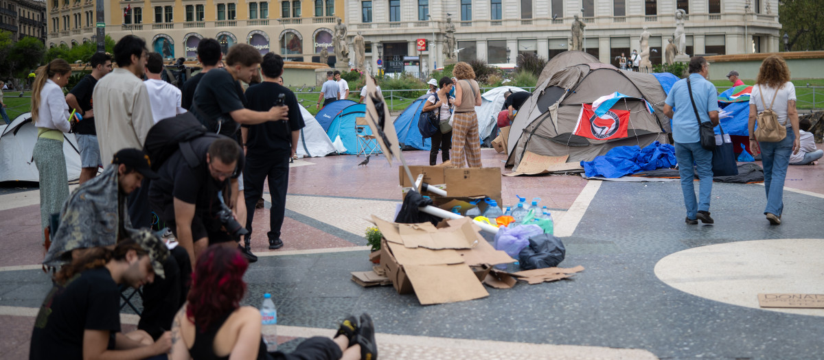 Varias personas durante una acampada por la vivienda en la plaza Cataluña
