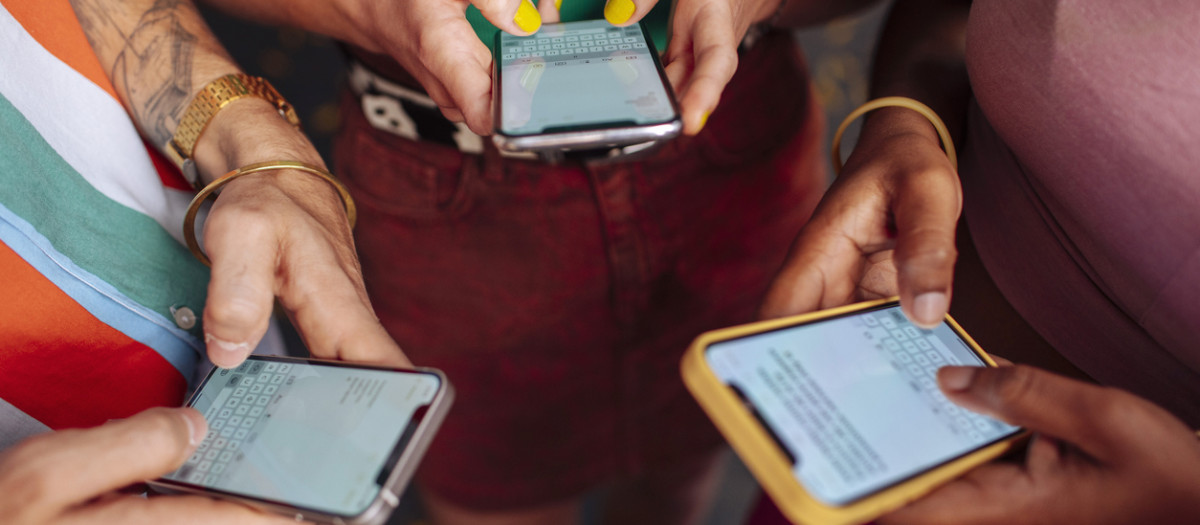 Jóvenes utilizan sus teléfonos