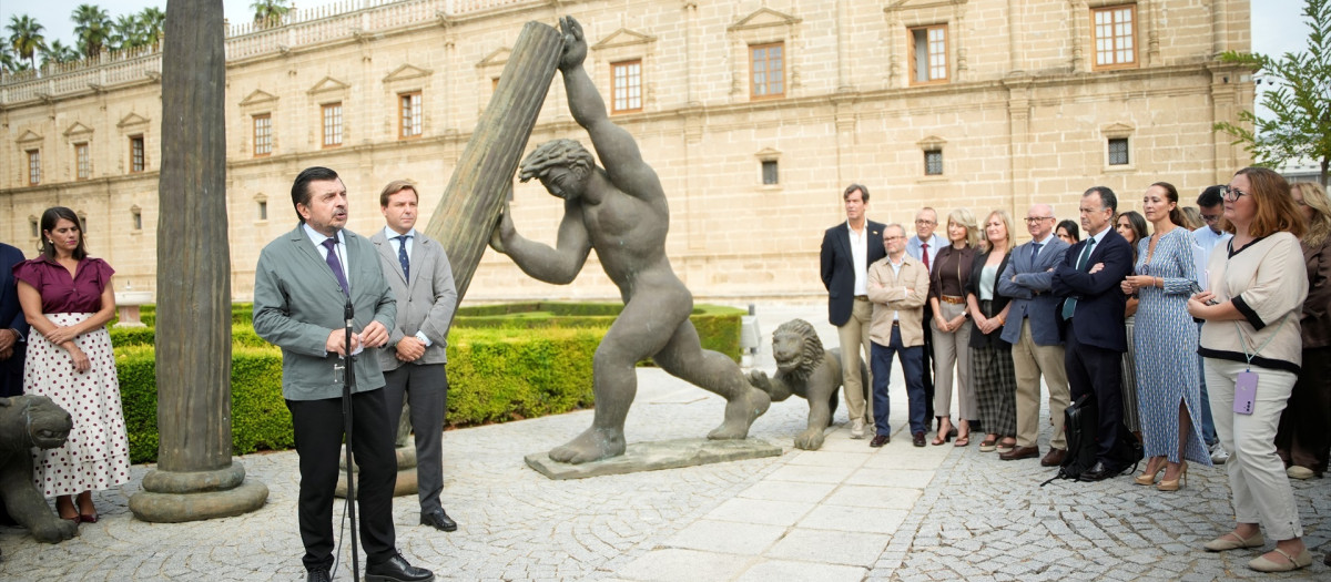 El portavoz parlamentario del PP-A, Toni Martín, da lectura a un manifiesto de apoyo a Ceuta junto a la escultura de Hércules situada en el exterior del Parlamento. A 30 de septiembre de 2026 en Sevilla (Andalucía, España). El portavoz parlamentario del PP-A, Toni Martín, ha leído un manifiesto en defensa de Ceuta y de la integridad territorial de España ante la escultura del Hércules con las columnas y los leones de la sede del Parlamento, tras el "bloqueo" de los partidos de izquierda a que se emitiera una declaración institucional del Pleno