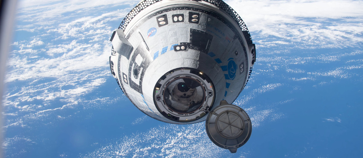 Fotografía cedida por la NASA que muestra la nave espacial Starliner de Boeing