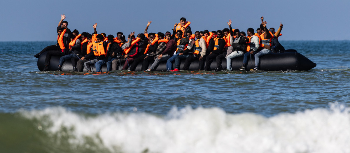 Inmigrantes intentaron abordar una embarcación de traficantes frente a la playa de Equihen-Plage, en el norte de Francia.