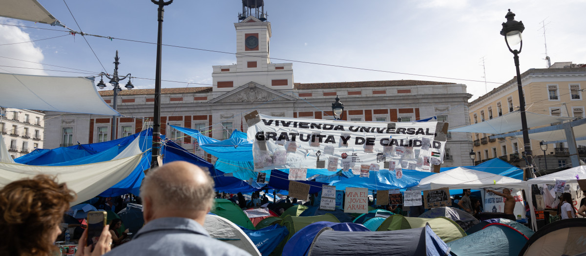 Decenas de personas continúan acampadas en la Puerta del Sol, a 30 de septiembre de 2026