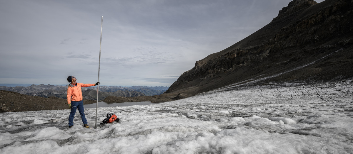 Matthias Huss, glaciólogo, posando con una estaca de medición de cuatro metros de longitud