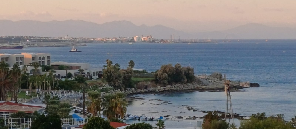 Vista desde la costa de la población de Kallithea, en la isla de Rodas, desde la que se distingue en el horizonte el territorio turco.