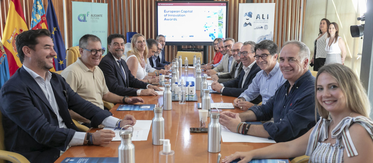 Imagen de la reunión de apoyo a la candidatura del presidente de la Diputación y los alcaldes del área funcional de l'Alacantí y Elche con el alcalde Luis Barcala