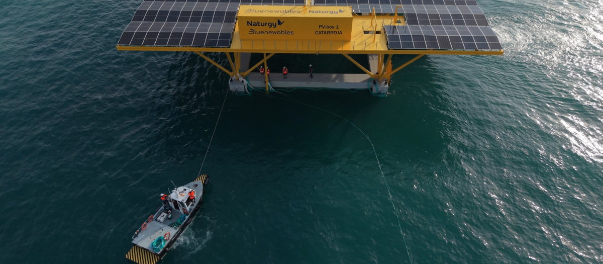 Imagen del primer demostrador solar marino precomercial de España en el puerto de Valencia