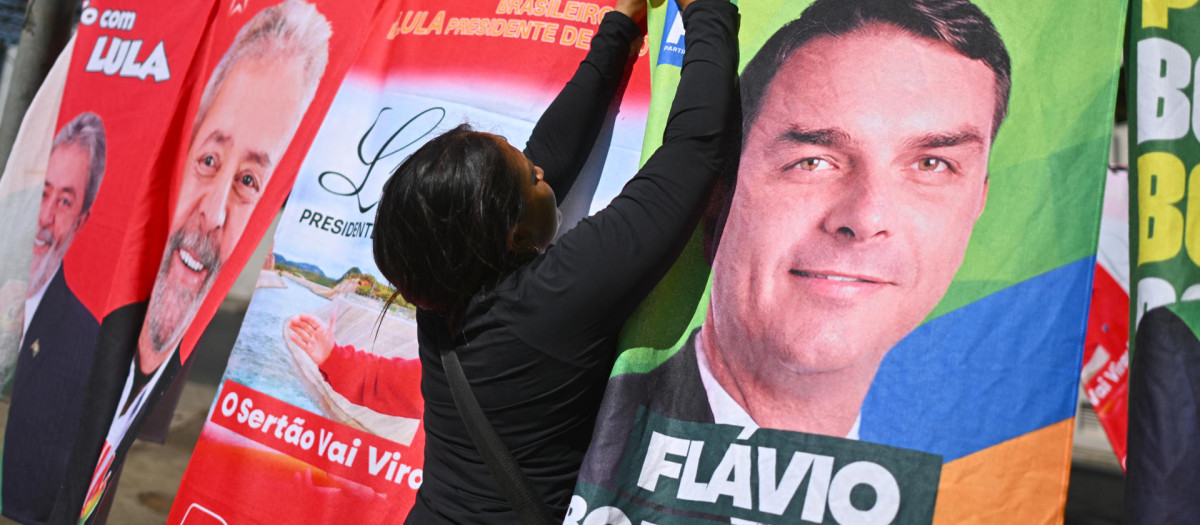 Carteles de Lula y Flávio Bolsonaro en Brasilia