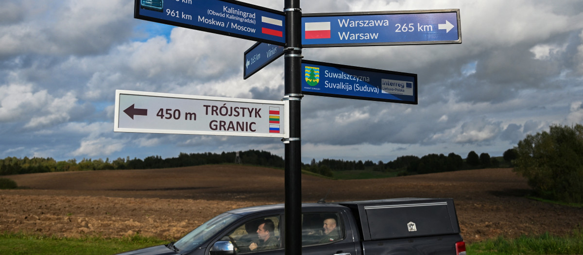 Una señalización en la frontera entre Polonia y Lituania muestra la distancia a Vilna, Varsovia, Moscú y Kaliningrado