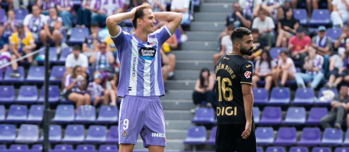 Rubén Alves en el partido contra el Valladolid junto a Latasa