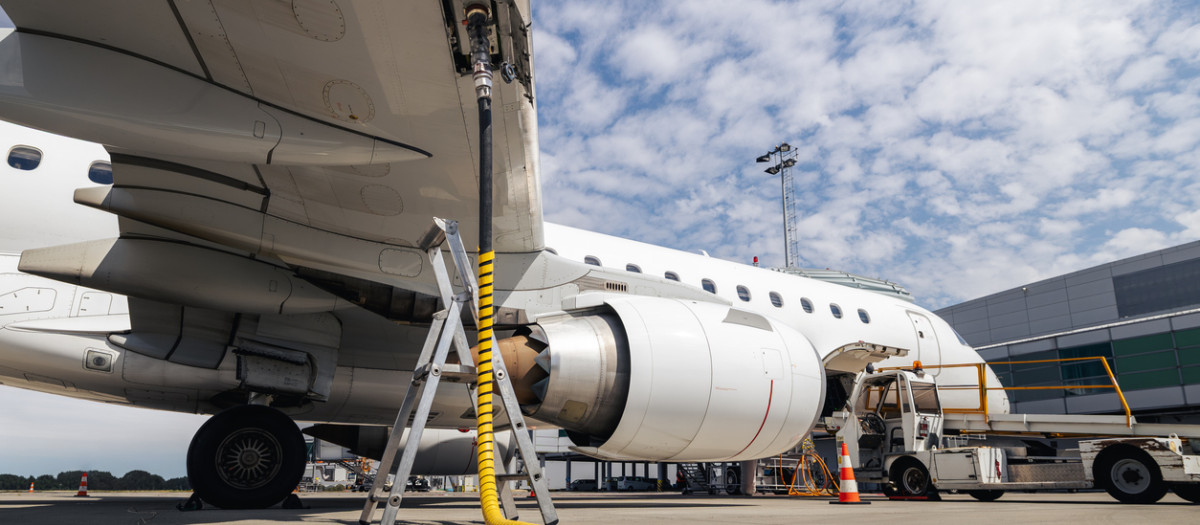 Repostaje de un avión en el aeropuerto