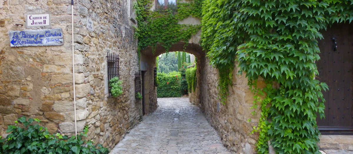 Carrer d'en Bas, en Peratallada, un pequeño pueblo medieval, perteneciente al municipio de Forallac, en Gerona.