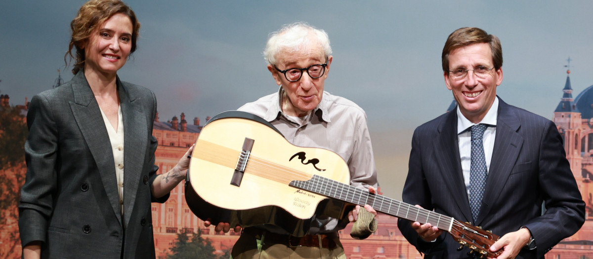 Isabel Díaz Ayuso y José Luis Martínez-Almeida han regalado una guitarra española a Woody Allen
