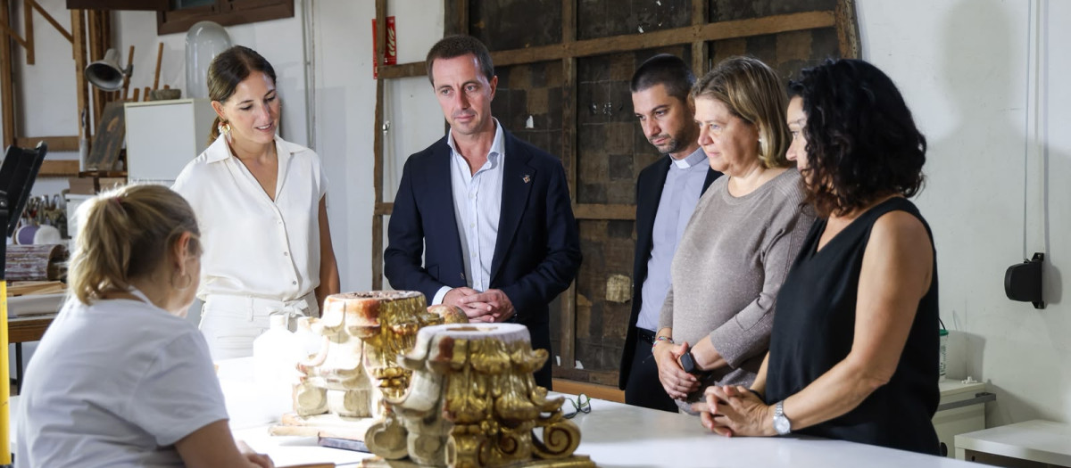 Autoridades y expertos, frente a piezas que pasarán por el proceso de restauración