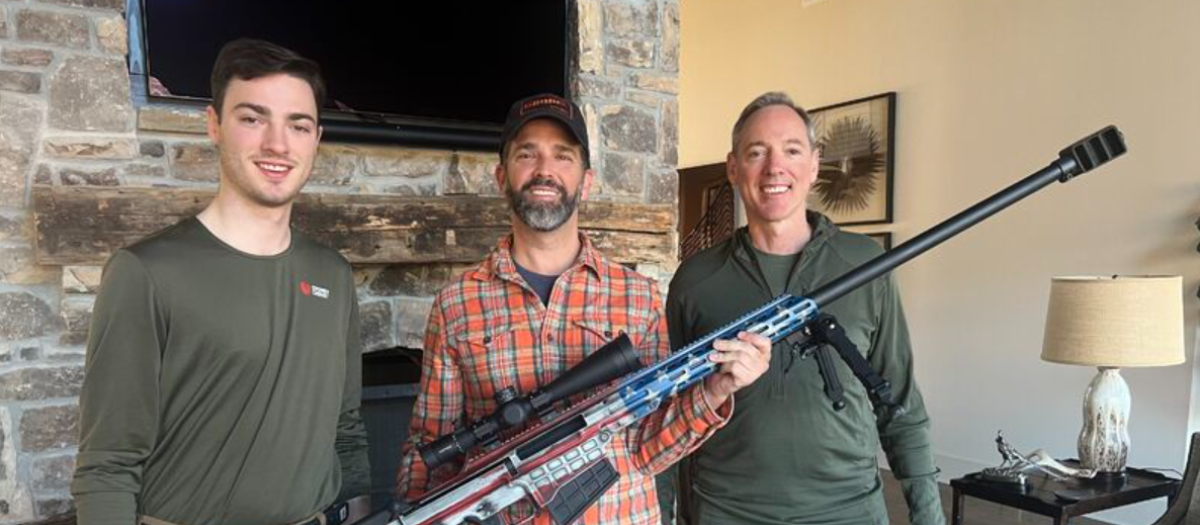 El primogénito de Donald Trump posa sosteniendo un rifle