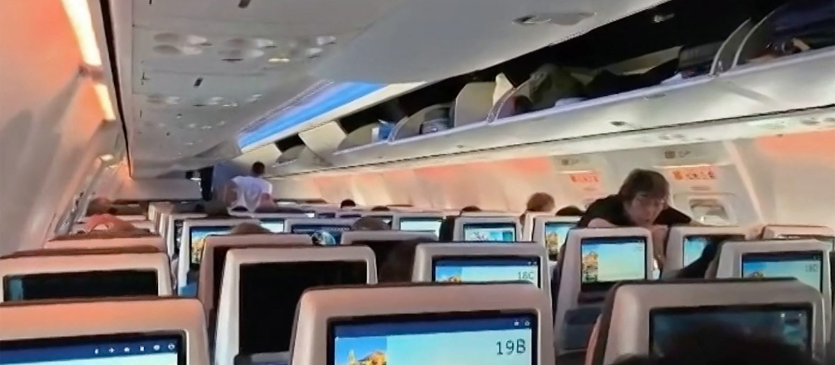 Dentro del vuelo FZ 1073 de flydubai, que fue desviado antes de su salida hacia Tel Aviv desde el aeropuerto Tabuk de Arabia Saudí