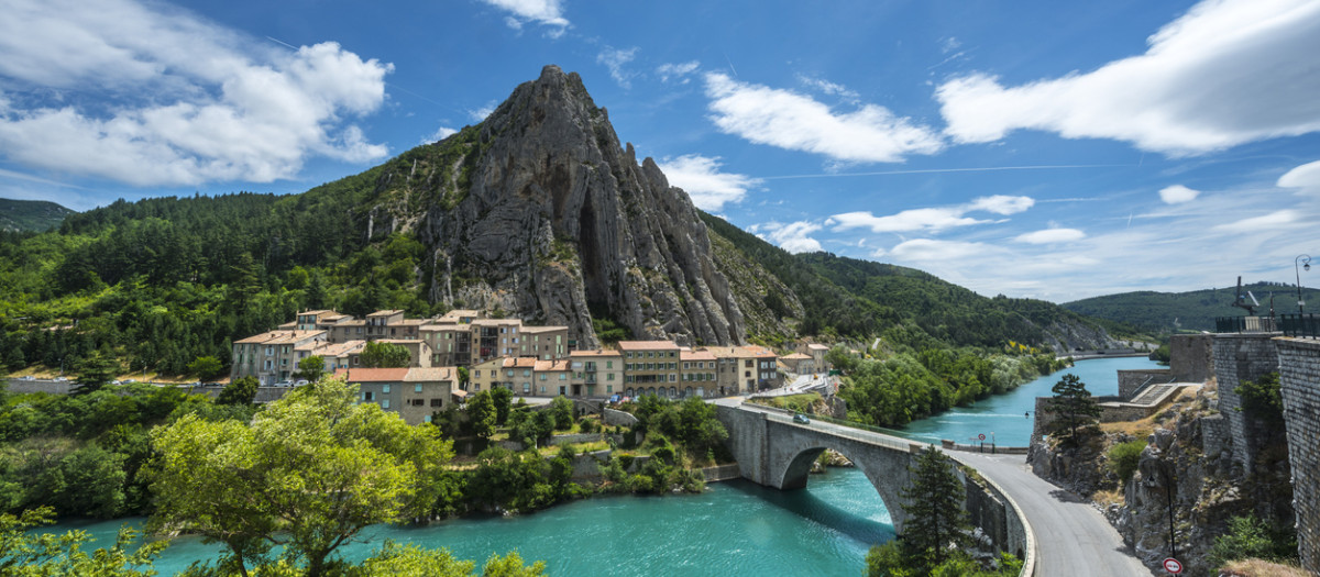Ciudadela de Sisteron sobre el río Durance, en la Provenza, parada imprescindible en la Ruta Napoleón