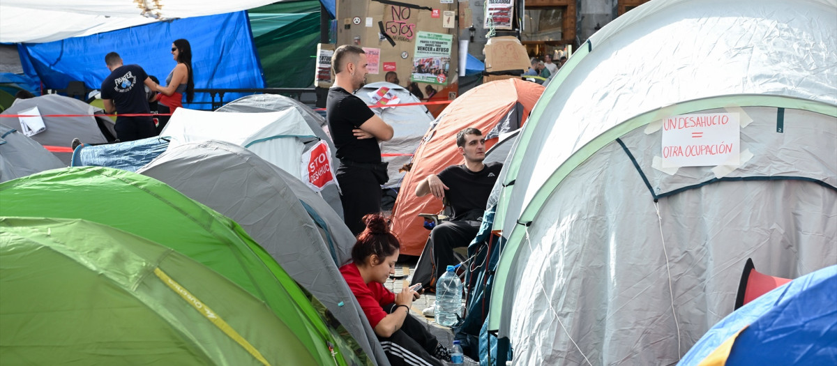 Varias personas durante la acampada por la vivienda, en la Puerta del Sol, a 1 de octubre de 2026, en Madrid (España). El Oso y el Madroño ha amanecido vallado, como anunció el alcalde de Madrid para evitar la vandalización del monumento, en el corazón de la acampada por la vivienda.

Gustavo Valiente / Europa Press
01/10/2026