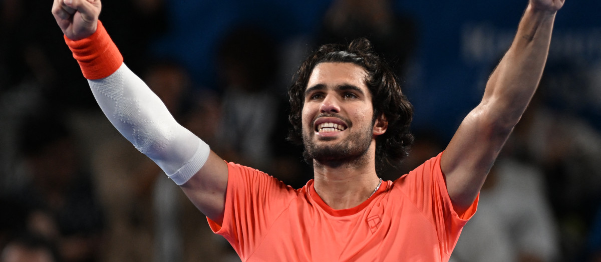Carlos Alcaraz celebra su victoria en la primera ronda del ATP 500 de Tokio