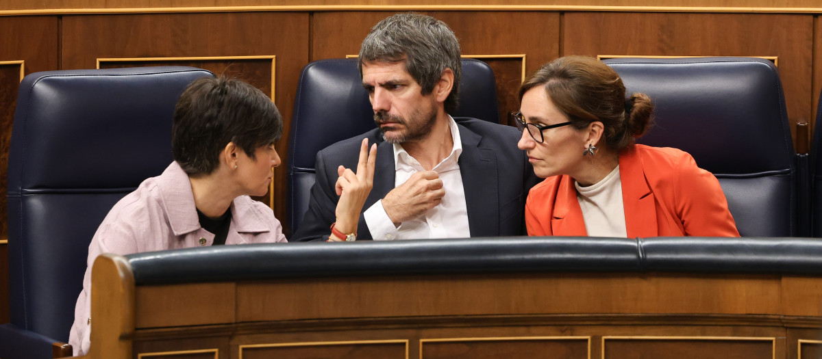 La ministra de Vivienda, Isabel Rodríguez, el ministro de Cultura, Ernest Urtasun, y la ministra de Sanidad, Mónica García, en el Congreso de los Diputados