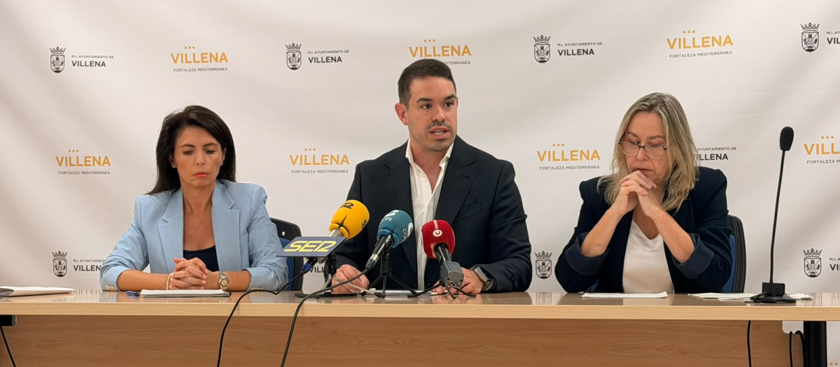 Los concejales del PP de Villena Georgina Soriano, Miguel Ángel Salguero y María José Hernández