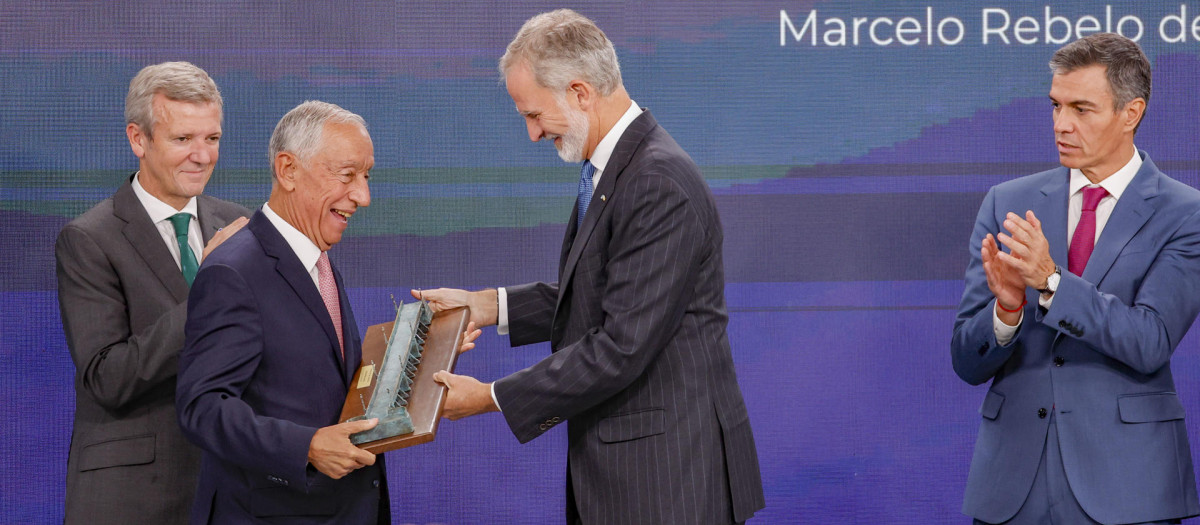 El rey Felipe VI entrega el premio Foro La Toja al ex presidente de Portugal Marcelo Rebelo de Sousa