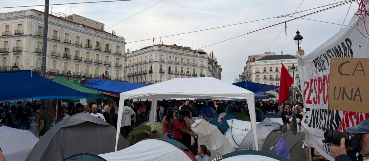 Cientos de personas acampan en medio de la Puerta del Sol en Madrid