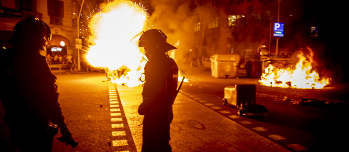 Los Mossos acabaron dispersando a un grupo de radicales que incendió algunos contenedores