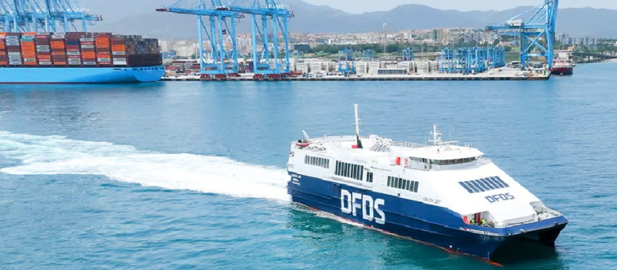 Un ferry parte de Algeciras a Ceuta, la única conexión martítima con la península