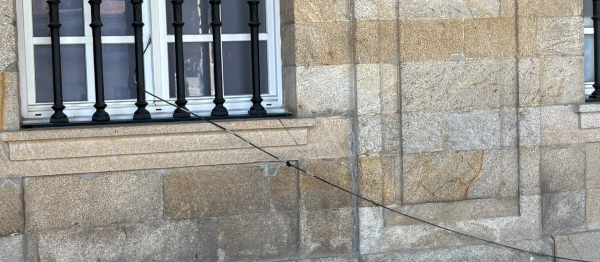 Cable que sale desde el Ayuntamiento de Santiago