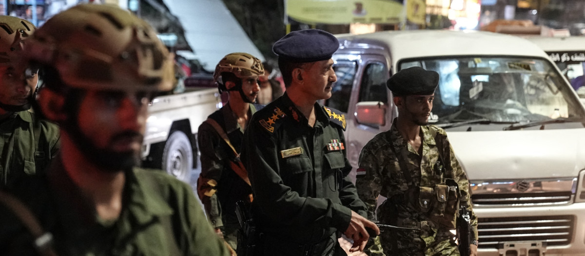Fuerzas de seguridad del gobierno yemení reconocido internacionalmente patrullan una calle y establecen puestos de control en Taiz ante la preocupación por la infiltración hu