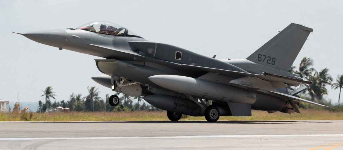 Avión de combate F-16V de la fuerza aérea de Taiwán en la base aérea de Chihhang