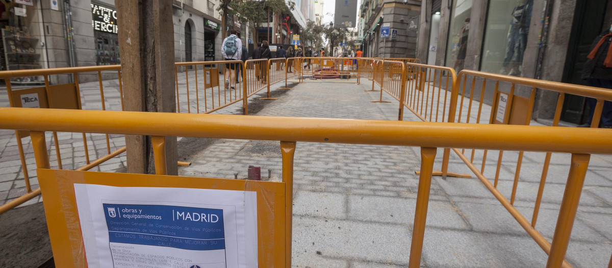 Obras de mantenimiento del pavimento en una calle de Madrid