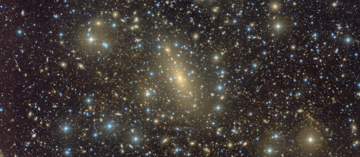 Imagen compuesta en color de IC 1101