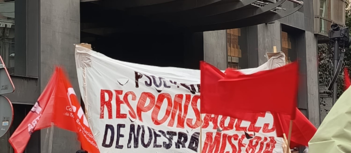 Pancarta contra PSOE y Sumar en la manifestación frente al Congreso