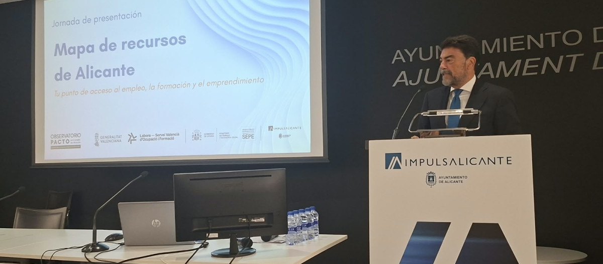 El alcalde de Alicante, Luis Barcala, durante su intervención en la presentación del Mapa de Recursos